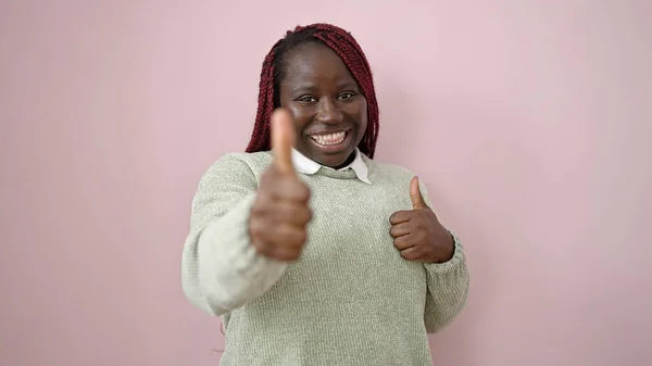 Африканская Женщина Плетеными Волосами Улыбается Большими Пальцами Вверх Изолированном Розовом — стоковое фото