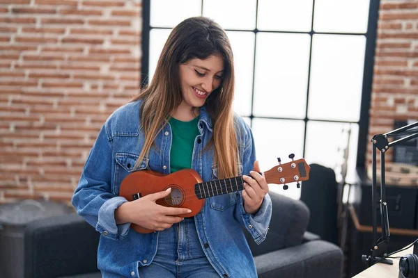 Молодая Латиноамериканка Музыкант Играет Укулеле Музыкальной Студии — стоковое фото