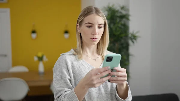 Mladá Blondýna Žena Pomocí Smartphone Doma — Stock fotografie