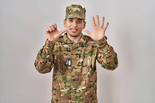 Fiatal Arab Férfi Álcázott Katonai Egyenruhában Mutatva Mutatva Hatos Számú — Stock Fotó