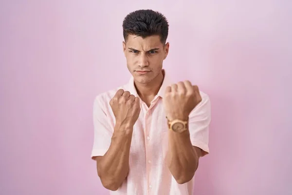 Mladý Hispánec Stojící Nad Růžovým Pozadím Připraven Bojovat Gestem Obrany — Stock fotografie