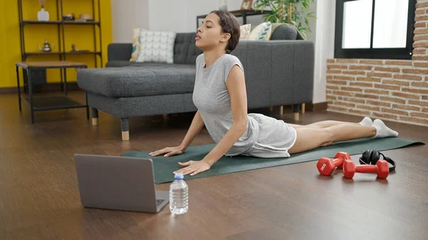 Junge Schöne Hispanische Frau Macht Hause Yoga Mit Laptop — Stockfoto