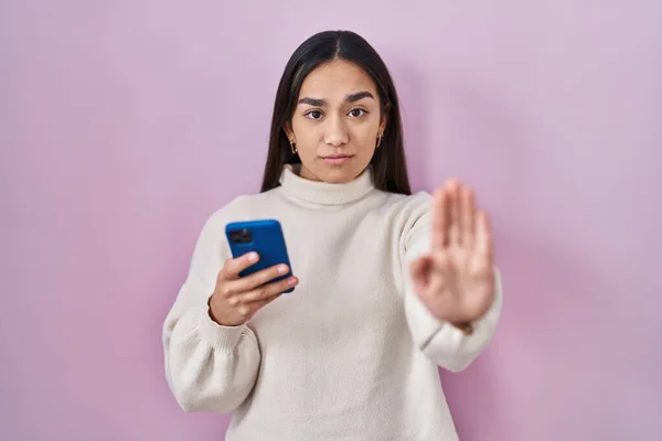 Jeune Femme Sud Asiatique Aide Smartphone Avec Main Ouverte Faisant — Photo