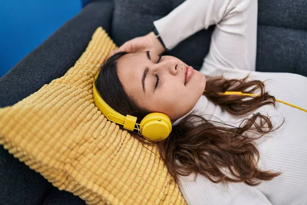 Joven Mujer Hispana Hermosa Escuchando Música Tumbada Sofá Casa — Foto de Stock