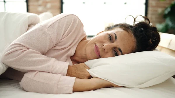 Middle Age Hispanic Woman Smiling Confident Lying Bed Bedroom — Stock Photo, Image