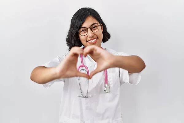 Młoda Latynoska Lekarka Nosząca Stetoskop Odosobnionym Tle Uśmiechająca Się Miłości — Zdjęcie stockowe