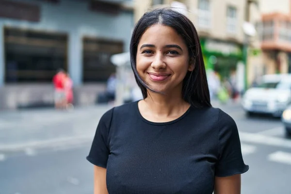 Jonge Latin Vrouw Glimlachen Zelfverzekerd Staan Straat — Stockfoto