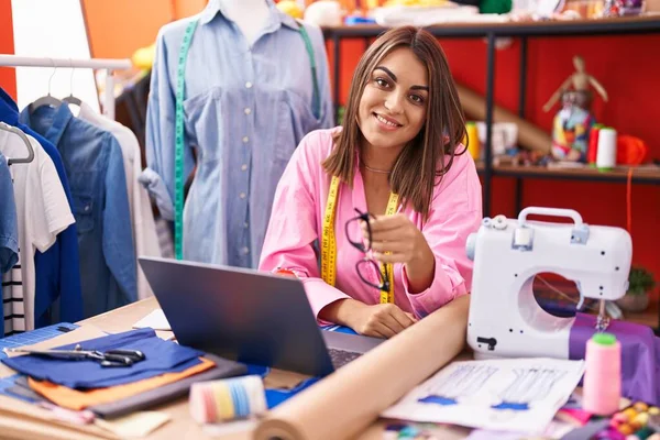 Young Beautiful Hispanic Woman Tailor Smiling Confident Using Laptop Atelier — Stock Fotó