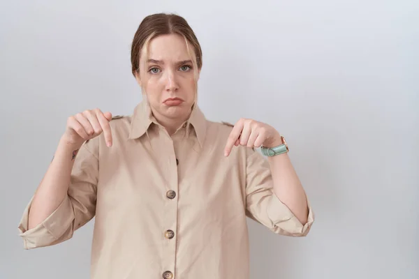 Jonge Blanke Vrouw Draagt Casual Shirt Naar Beneden Wijzend Droevig — Stockfoto
