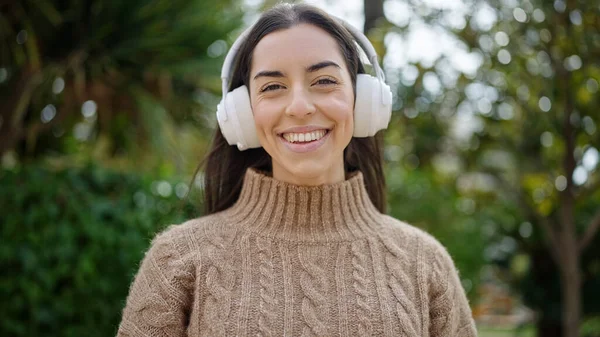 Junge Schöne Hispanische Frau Lächelt Selbstbewusst Und Hört Musik Park — Stockfoto