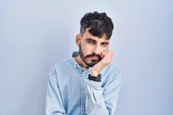 Mladý Hispánec Plnovousem Stojící Nad Modrým Pozadím Myšlení Vypadá Unaveně — Stock fotografie