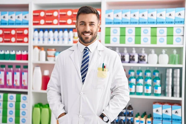 Joven Farmacéutico Hispano Sonriendo Confiado Pie Farmacia —  Fotos de Stock