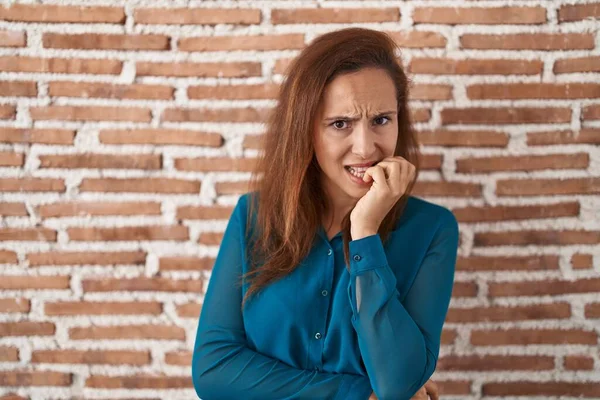 Mulher Morena Sobre Parede Tijolos Olhando Estressado Nervoso Com Mãos — Fotografia de Stock