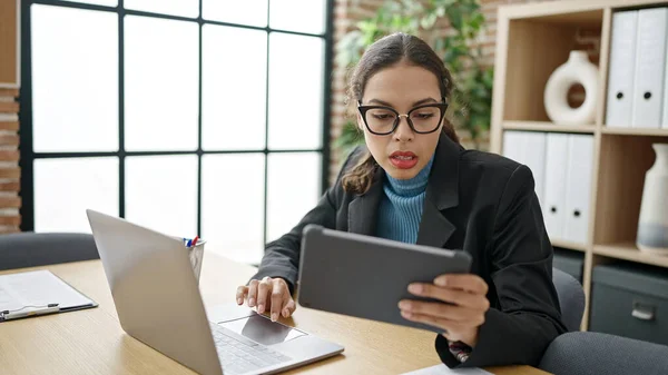 Jovem Bela Mulher Hispânica Empresária Usando Laptop Tablet Escritório — Fotografia de Stock