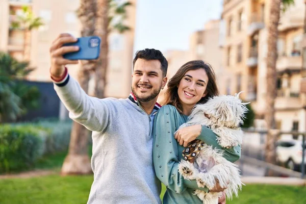 Άνδρας Και Γυναίκα Κρατώντας Σκυλί Κάνοντας Selfie Από Smartphone Στο — Φωτογραφία Αρχείου