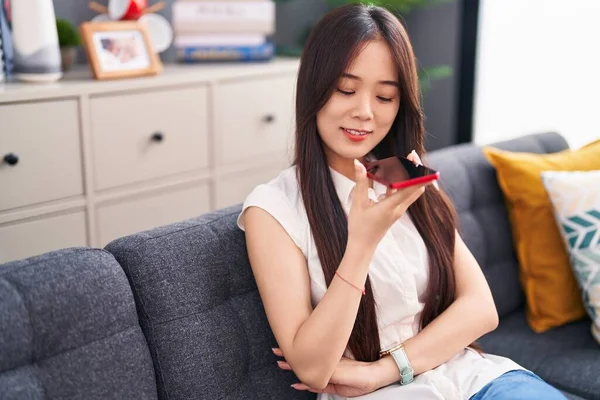 Jovem Chinesa Falando Smartphone Sentado Sofá Casa — Fotografia de Stock