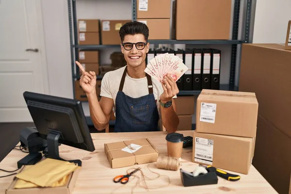Jonge Spaanse Man Werkzaam Bij Kleine Bedrijven Commerce Houden Shekels — Stockfoto