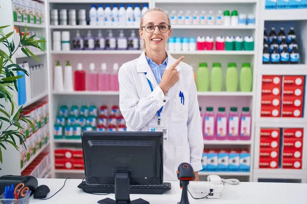 약방에서 일하는 코카서스 여성은 얼굴을 손가락으로 웃으며 행복하고 스러운 표정으로 — 스톡 사진