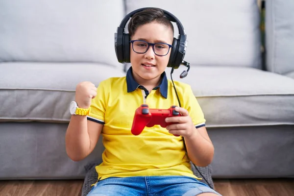 Mladý Hispánský Kluk Hraje Videohry Drží Ovladač Nosí Sluchátka Velmi — Stock fotografie