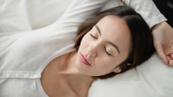 Young Beautiful Hispanic Woman Lying Bed Sleeping Bedroom — Stock Photo, Image