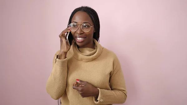Африканка Усміхається Розмовляючи Телефону Через Ізольований Рожевий Фон — стокове фото