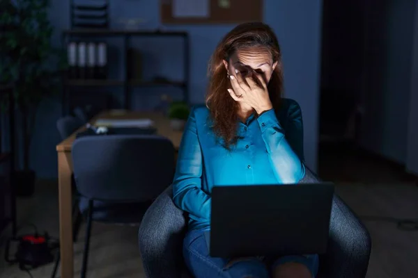 Geceleri Ofiste Çalışan Esmer Bir Kadın Burnu Gözleri Ovuşturmaktan Yorgun — Stok fotoğraf