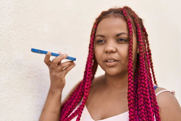 Африканская Американка Улыбается Уверенно Слушая Аудиосообщение Смартфона Улице — стоковое фото