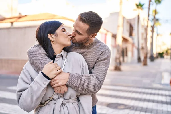 Erkek Kadın Çift Sokakta Öpüşürken Birbirlerine Sarılıyorlar — Stok fotoğraf