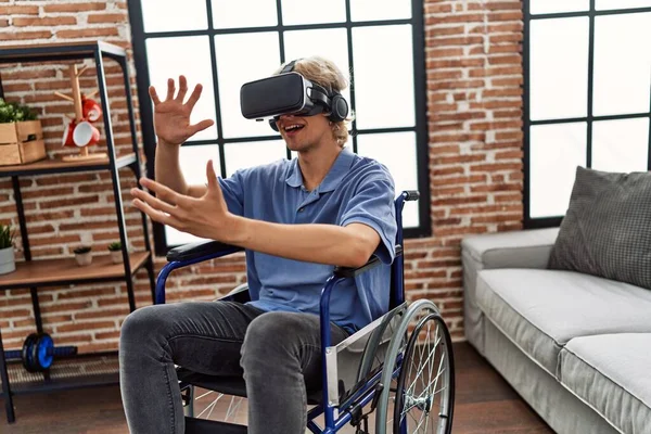 Mladý Blondýnka Muž Hraje Videohry Pomocí Virtuální Reality Brýle Sedí — Stock fotografie