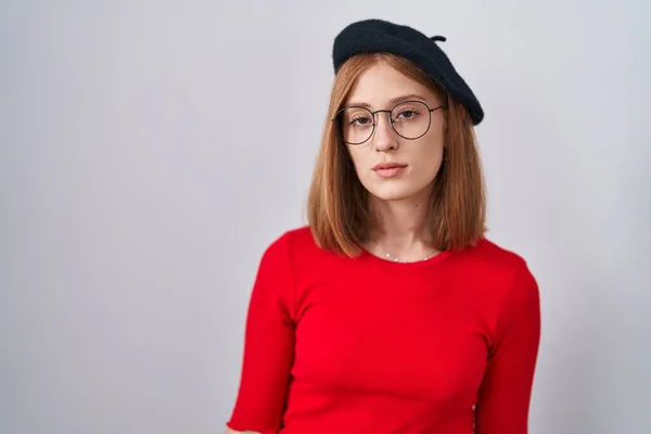 Mujer Pelirroja Joven Pie Con Gafas Boina Con Aspecto Sueño — Foto de Stock
