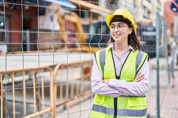Young Hispanic Woman Architect Standing Arms Crossed Gesture Street — Stockfoto
