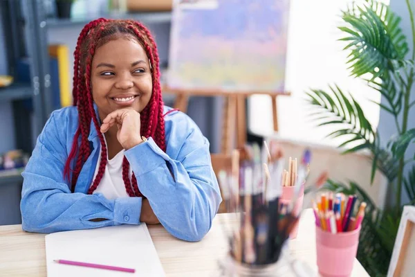 Mujer Afroamericana Artista Sonriendo Dibujo Confiado Portátil Estudio Arte —  Fotos de Stock