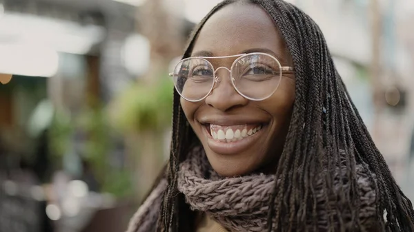 Mujer Africana Sonriendo Confiada Calle —  Fotos de Stock