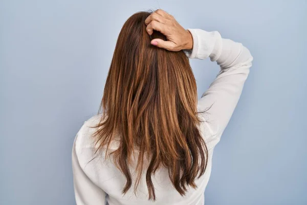 Hispanic Woman Standing Isolated Background Backwards Thinking Doubt Hand Head — Stock Photo, Image