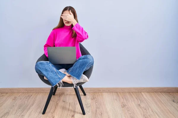 Genç Spanyol Kız Bilgisayarla Çalışıyor Elleriyle Gözlerini Kapatıyor Ciddi Üzgün — Stok fotoğraf