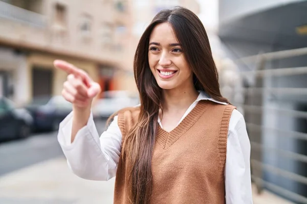Jong Mooi Latino Vrouw Glimlachen Zelfverzekerd Wijzend Met Vinger Naar — Stockfoto