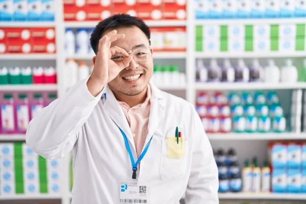 Китайський Молодий Чоловік Який Працює Аптечній Аптеці Робить Гарний Жест — стокове фото