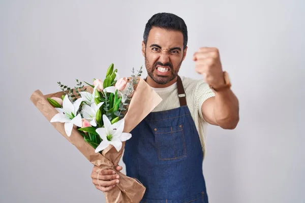 Hispanic Man Med Skägg Arbetar Som Florist Arg Och Galen — Stockfoto