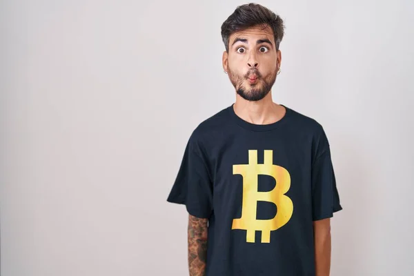 Joven Hombre Hispano Con Tatuajes Con Camiseta Bitcoin Haciendo Cara —  Fotos de Stock