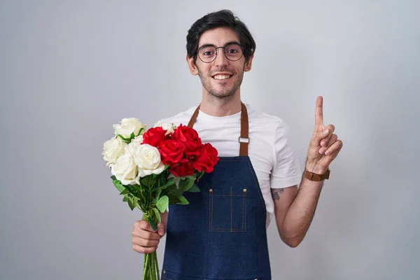 Joven Hombre Hispano Sosteniendo Ramo Rosas Blancas Rojas Sonriendo Asombrado —  Fotos de Stock