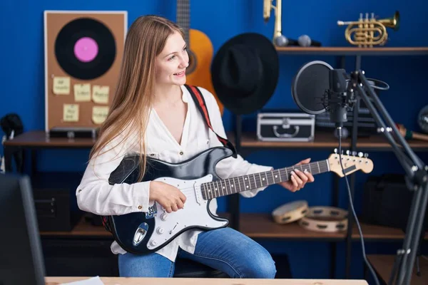Młody Biały Kobieta Artysta Uśmiecha Pewny Siebie Gra Gitarze Elektrycznej — Zdjęcie stockowe