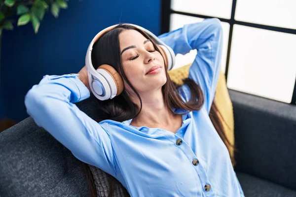 Jonge Mooie Spaanse Vrouw Luisteren Naar Muziek Ontspannen Bank Thuis — Stockfoto