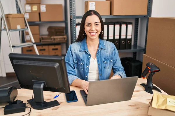 Young Beautiful Hispanic Woman Ecommerce Business Worker Using Laptop Office — Zdjęcie stockowe