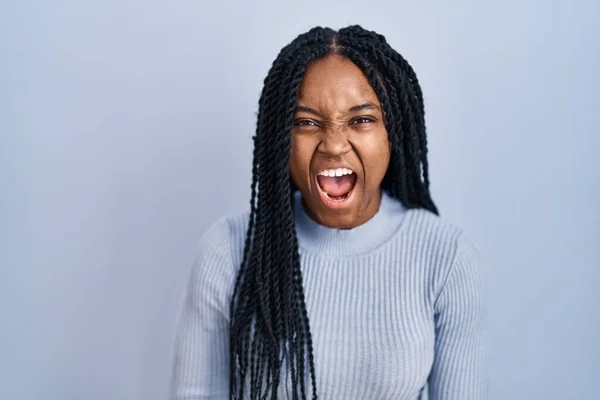 青い背景に立っているアフリカ系アメリカ人の女性は怒りと叫び フラストレーションと激怒し 怒りで叫んで怒っている 怒りと攻撃的な考え方 — ストック写真