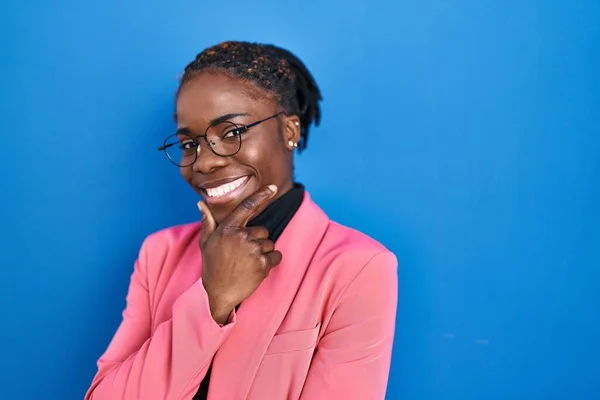 Beautiful Black Woman Standing Blue Background Looking Confident Camera Smiling —  Fotos de Stock