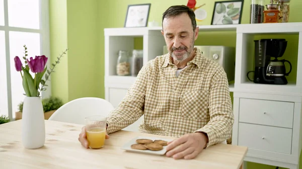 中世の男持っています朝食を持っていますテーブルの上に自宅で — ストック写真