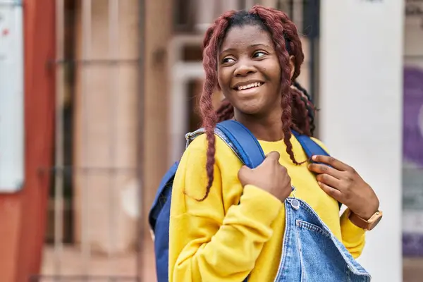 Üniversitede Sırt Çantası Takıp Gülümseyen Afrikalı Amerikalı Bir Kız Öğrenci — Stok fotoğraf