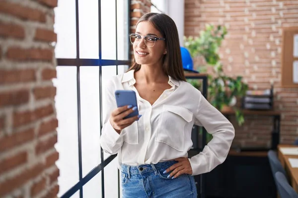 若い美しいパニック女性ビジネスワーカー笑顔自信を持って使用してスマートフォンでオフィス — ストック写真