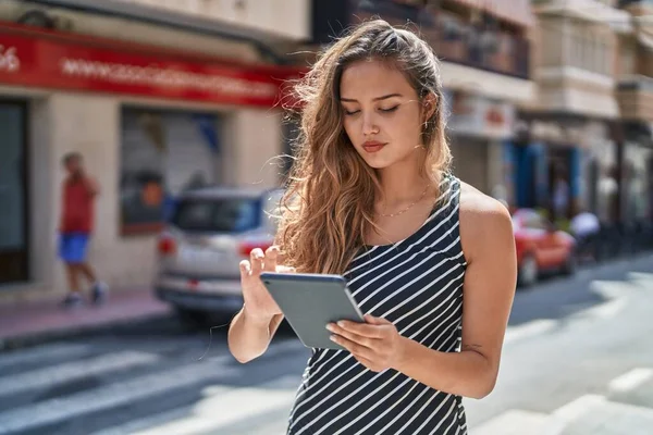 Junge Schöne Hispanische Frau Benutzt Touchpad Mit Ernstem Gesichtsausdruck Auf — Stockfoto