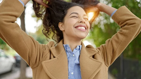 Jovem Bela Mulher Hispânica Sorrindo Confiante Tocando Seu Cabelo Parque — Fotografia de Stock